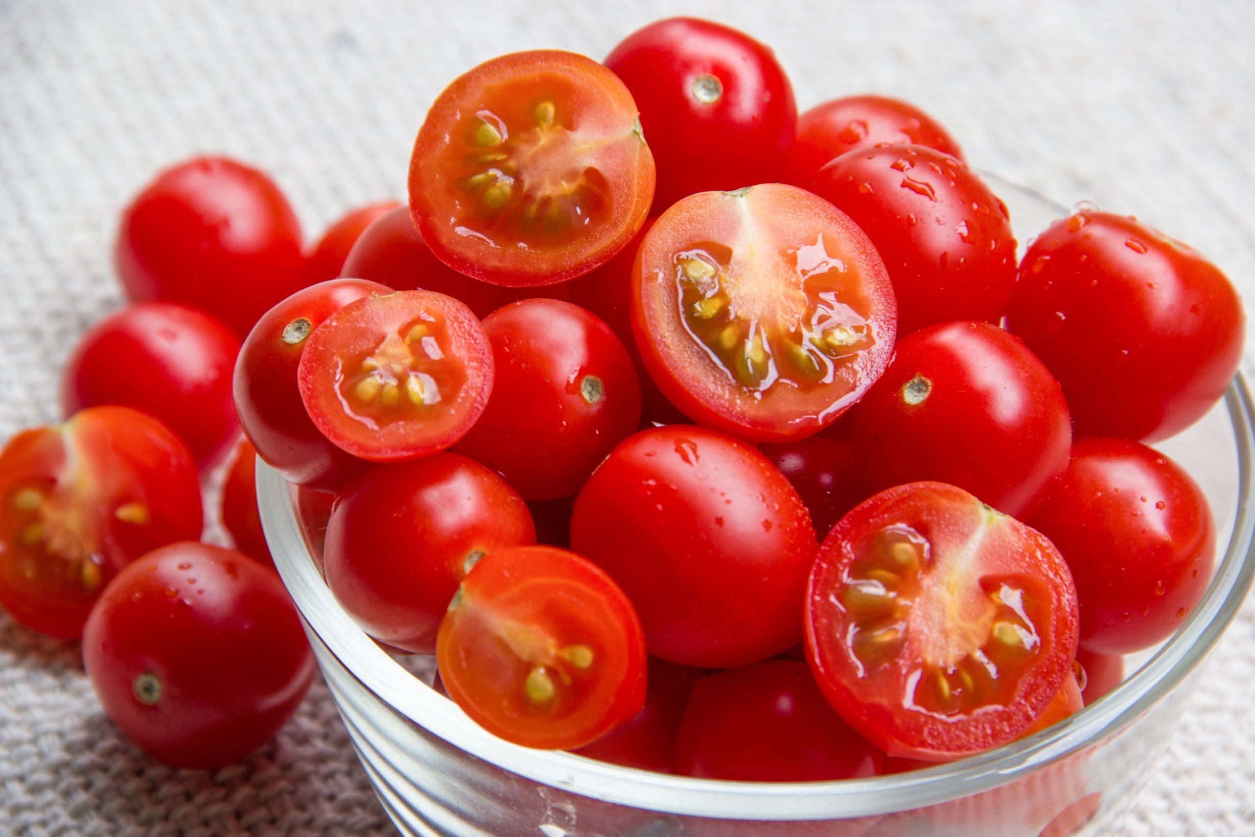 Tomates cerises vibrants rouges dans un bol verre