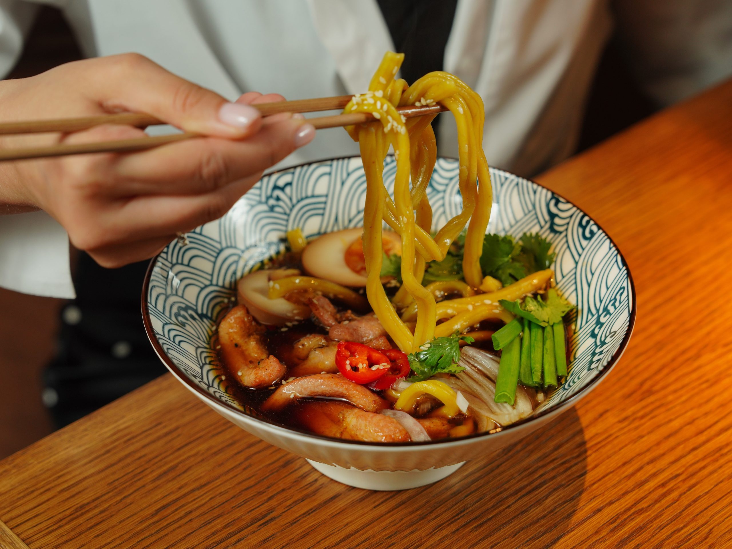 Ramen traditionnel savoureux aux ingrédients vibrants