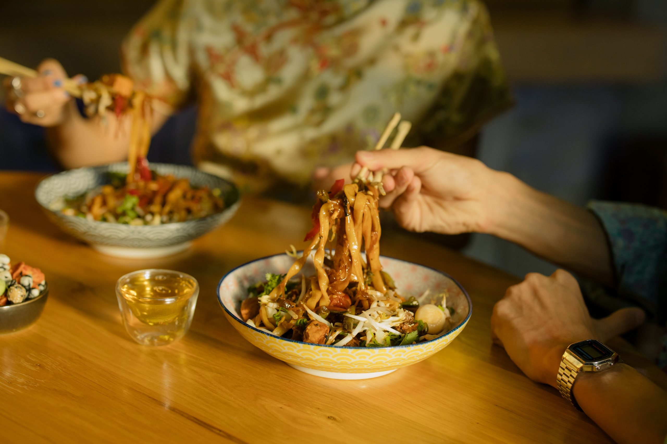 Nouilles asiatiques délicieuses avec baguettes en restaurant
