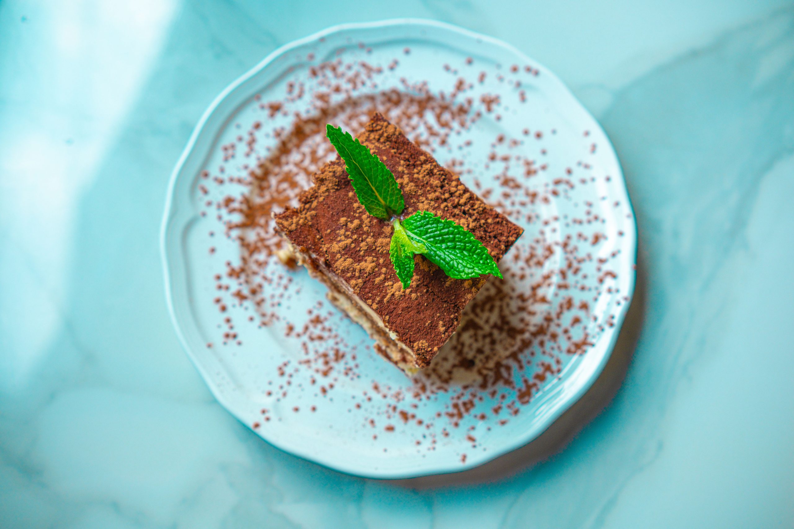 Slice tiramisu menthe fraîche assiette marbre classique