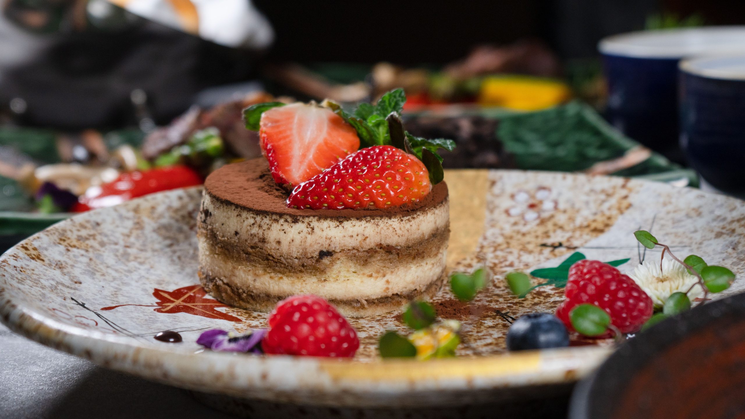 Tiramisu aux fraises et menthe sur assiette décorée