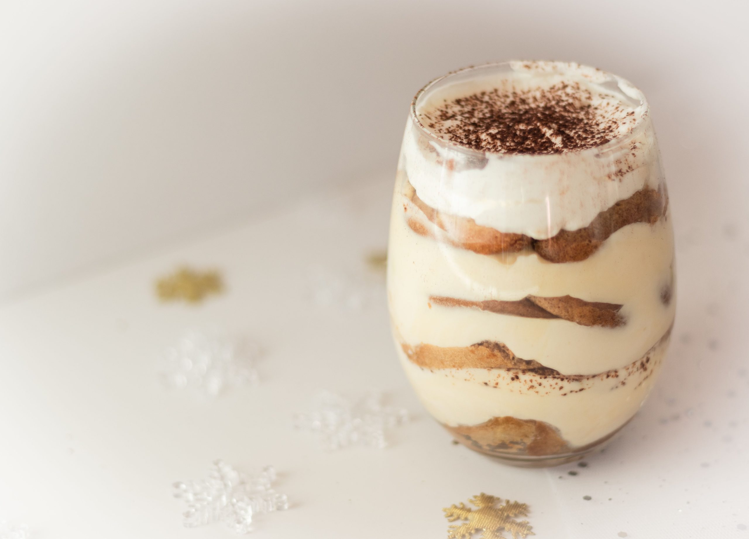 Tiramisu crémeux en verre avec cacao