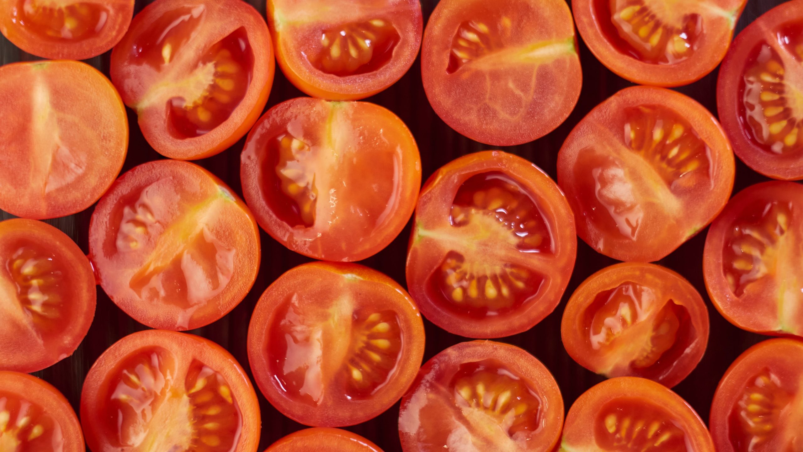 Tomates cerises tranchées montrant leurs intérieurs juteux