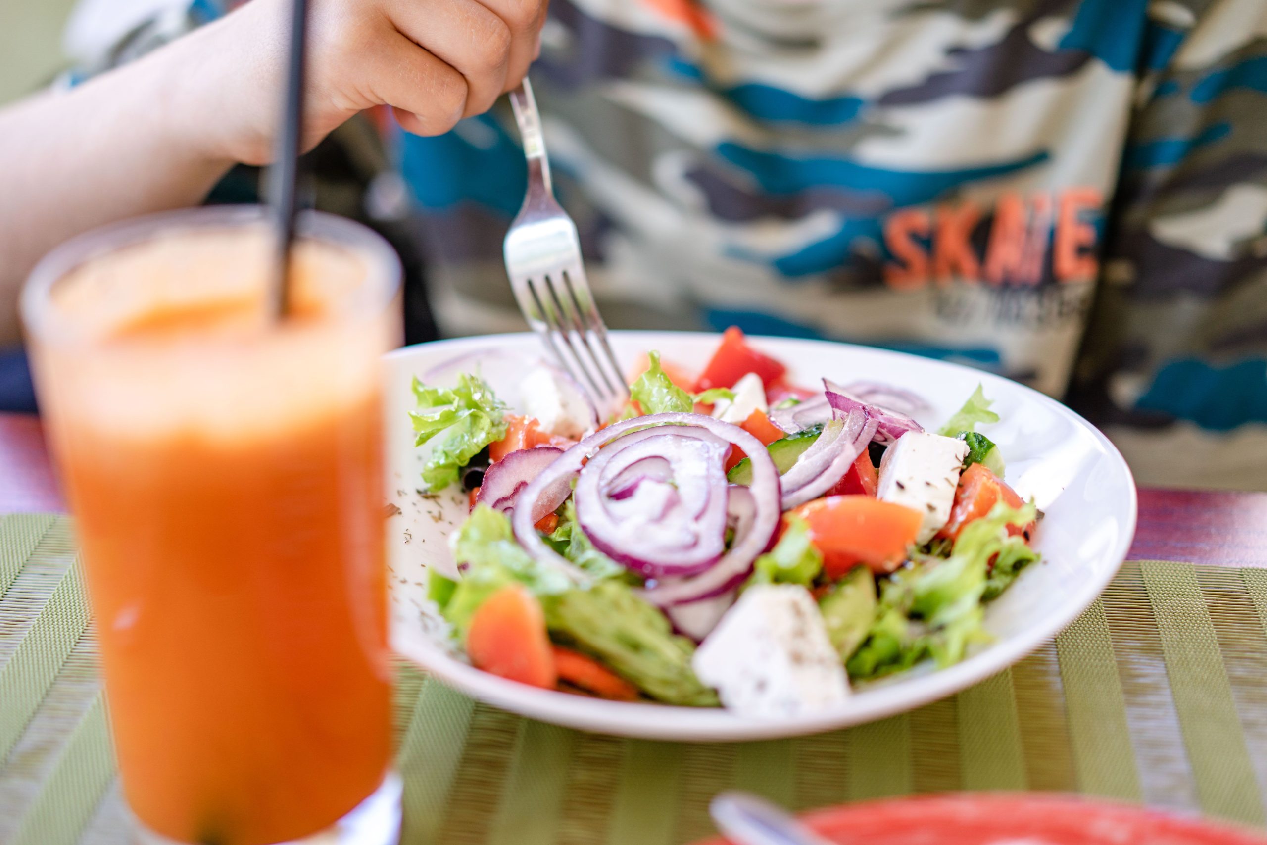 Salade colorée avec légumes frais et boisson rafraîchissante