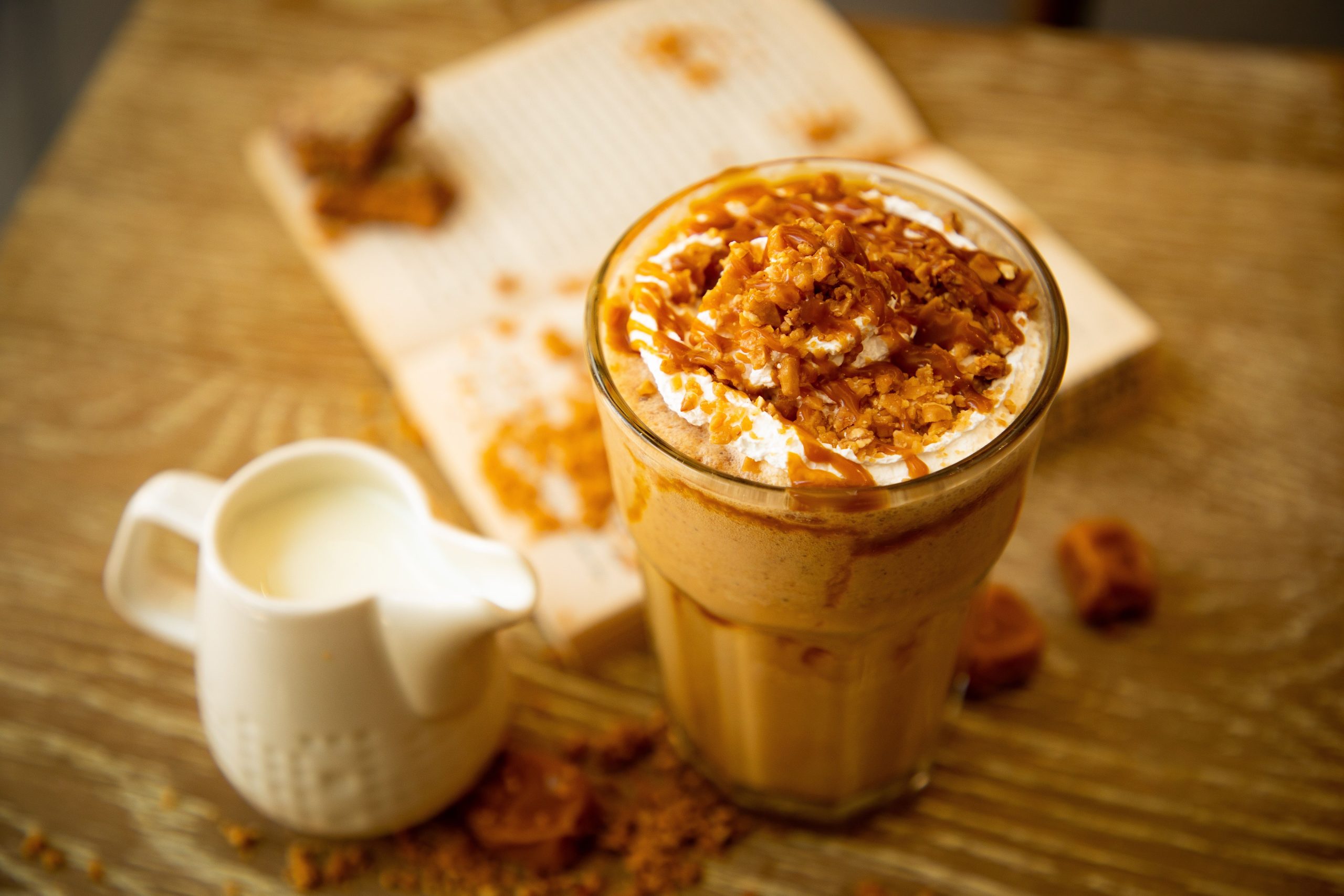 Frappuccino caramel crémeux délicieusement rafraîchissant