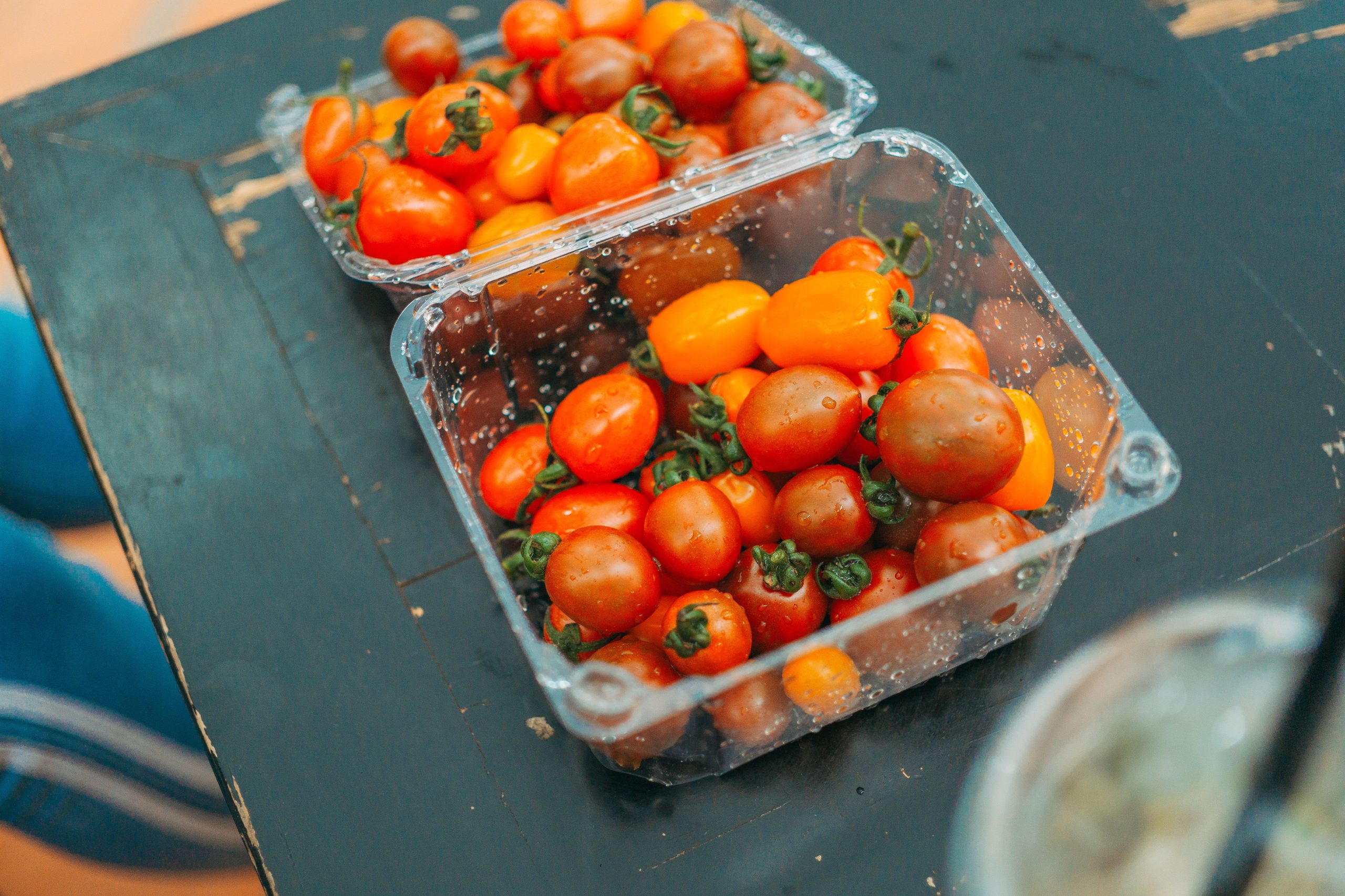 Conteneurs plastiques remplis de tomates cerises vibrantes