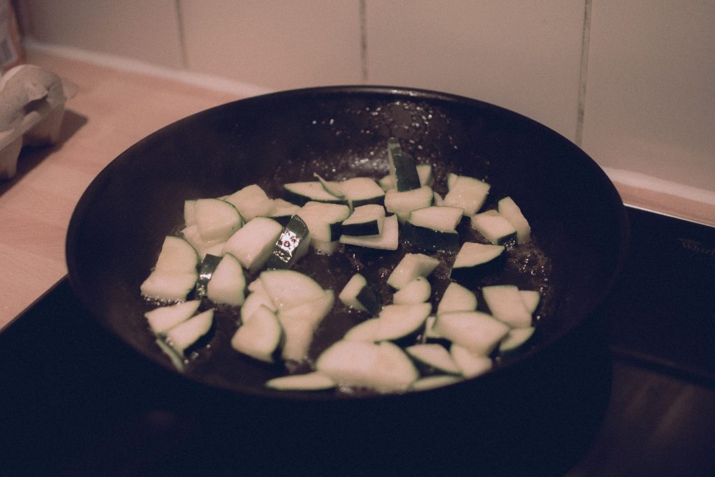 Comment donner du goût aux courgettes à la poêle ?