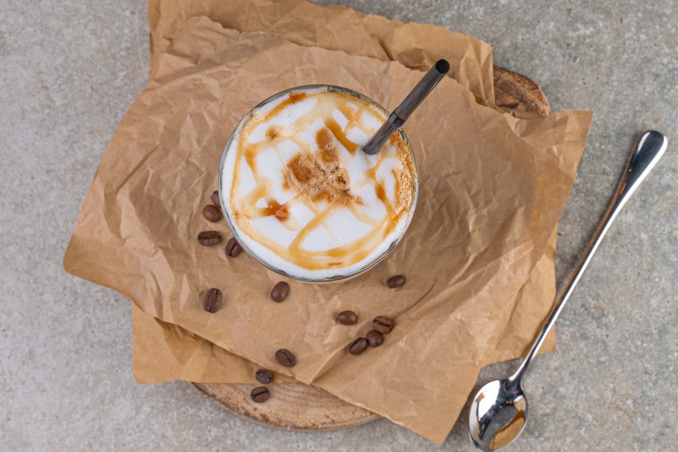 Café caramel vue de dessus avec grains