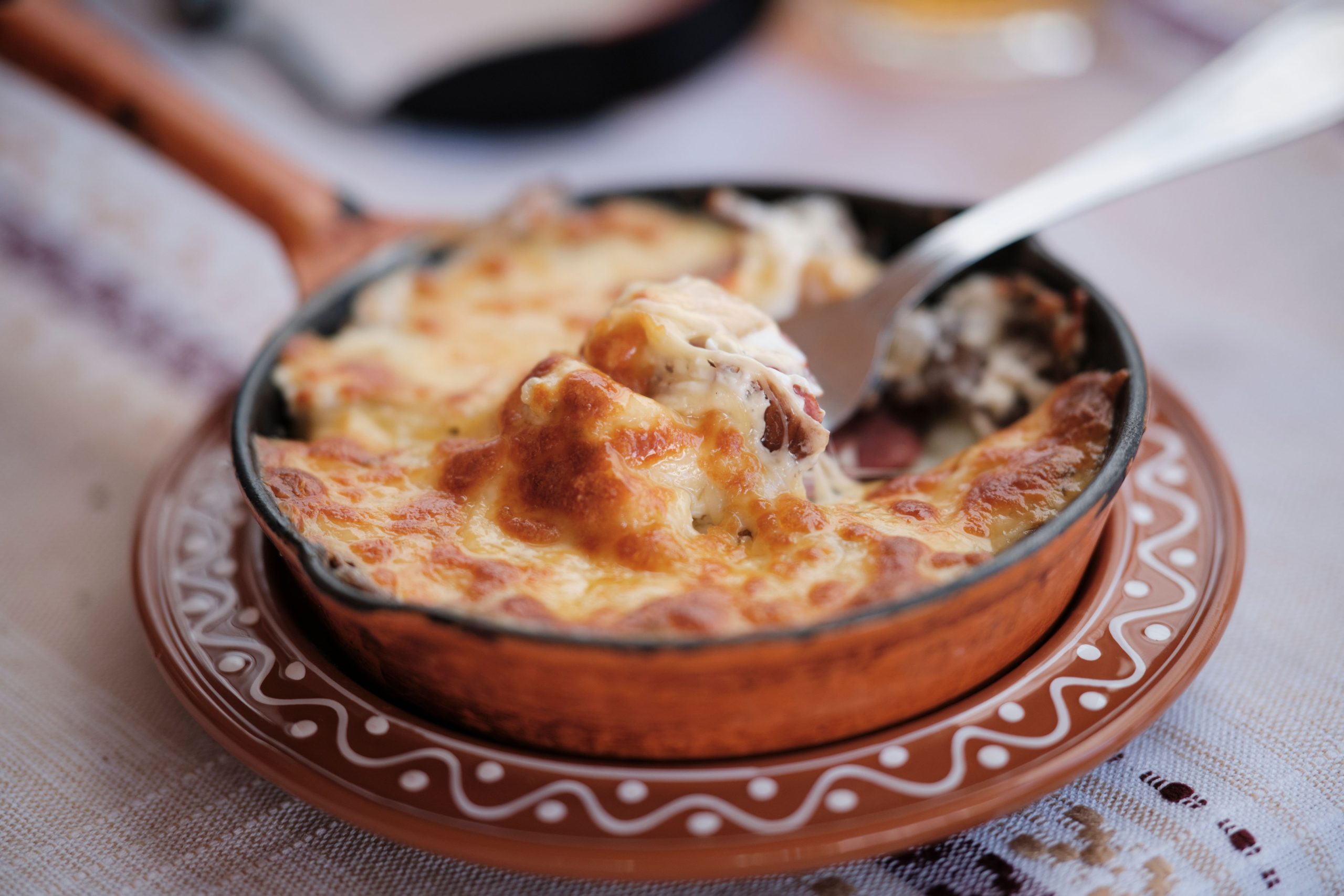 Fromage au four doré dans un pot ceramique