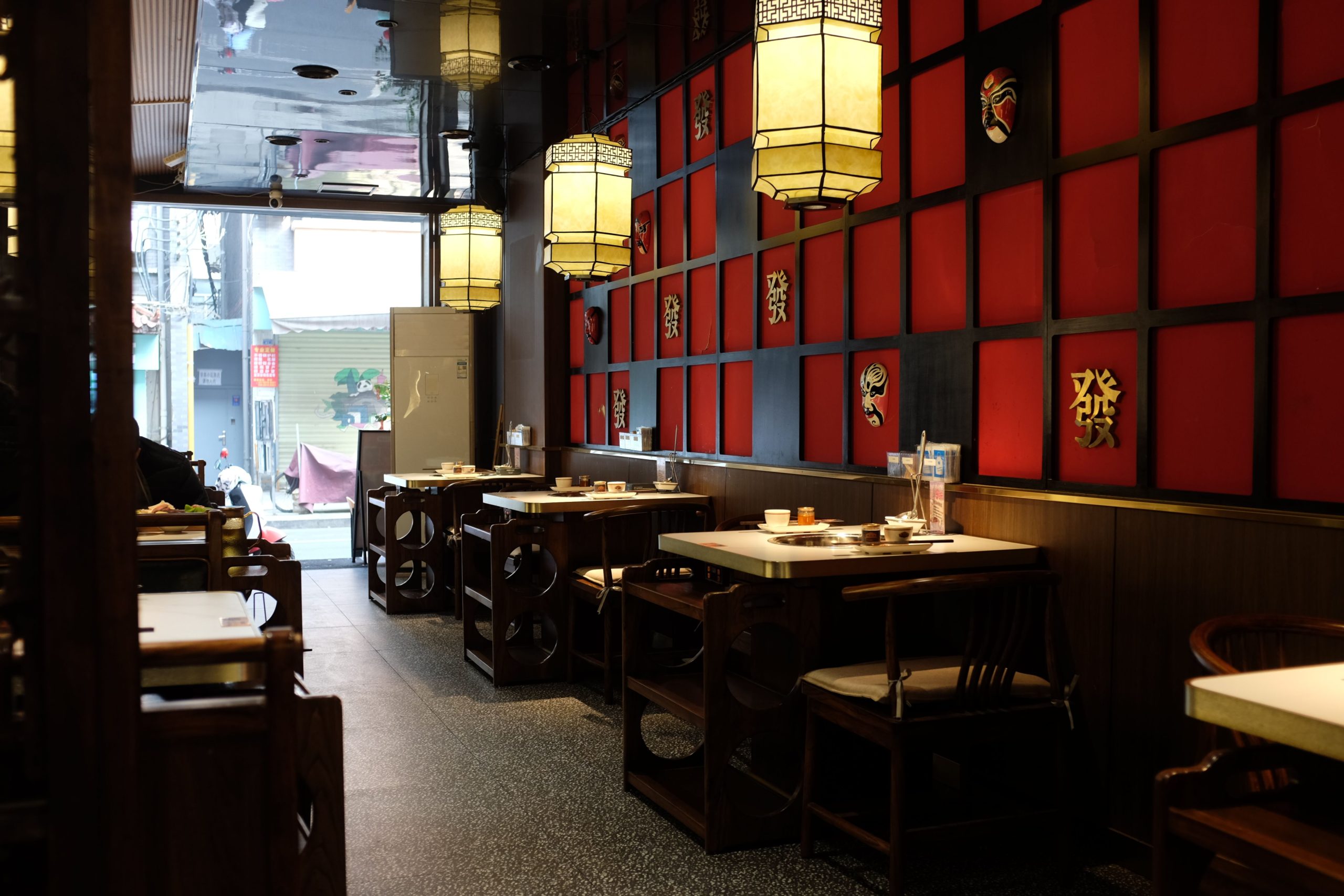 Intérieur cosy de restaurant asiatique bois et rouge