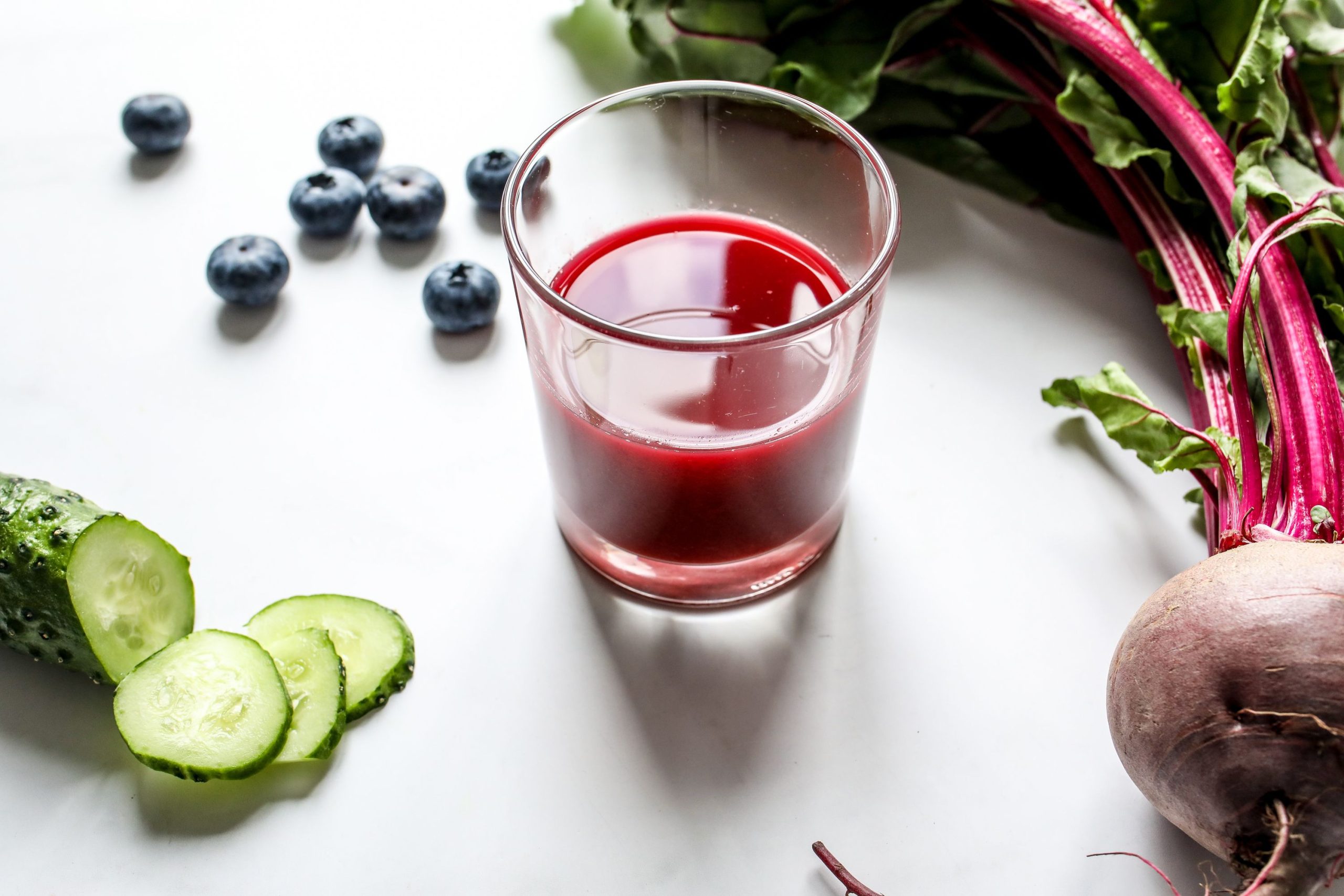 Verre de jus de betterave avec myrtilles et concombre