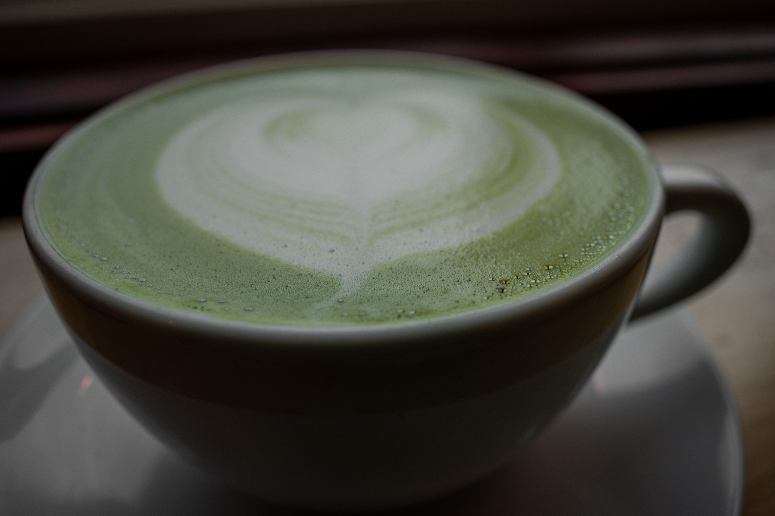 Matcha latte mousseux avec art latte cœur