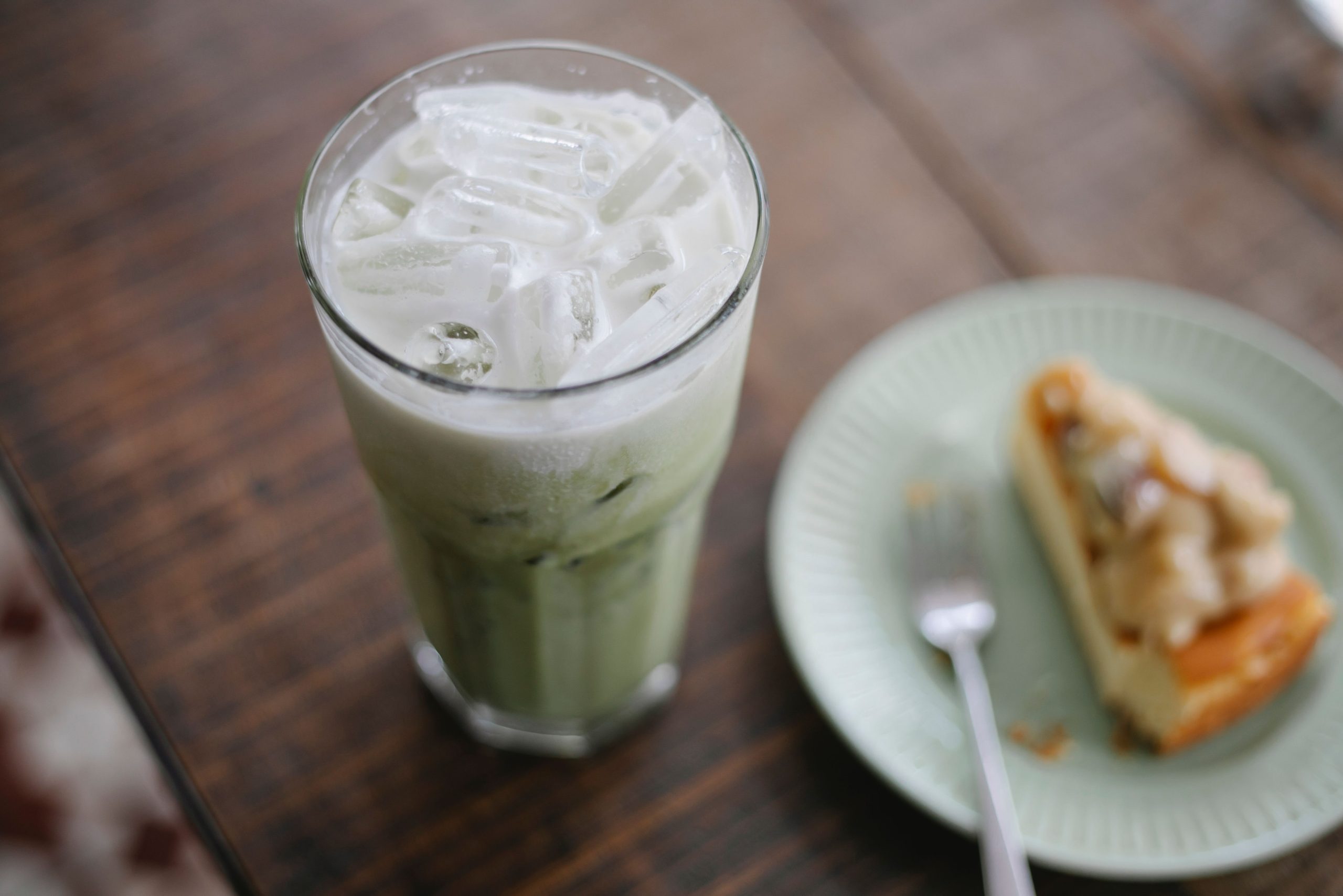 Matcha latte glacé servi avec part gâteau