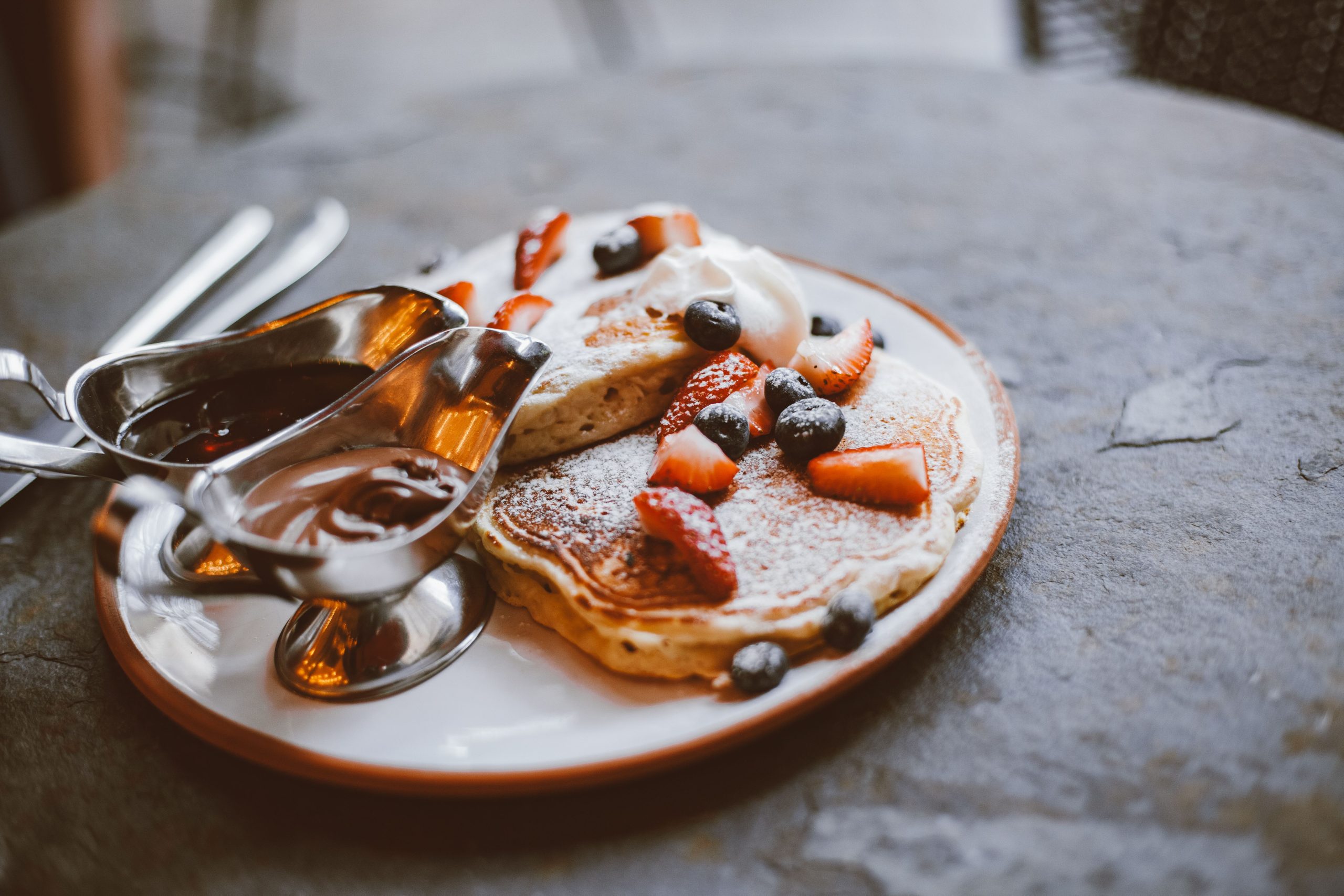 Pancakes moelleux garnis de fruits frais