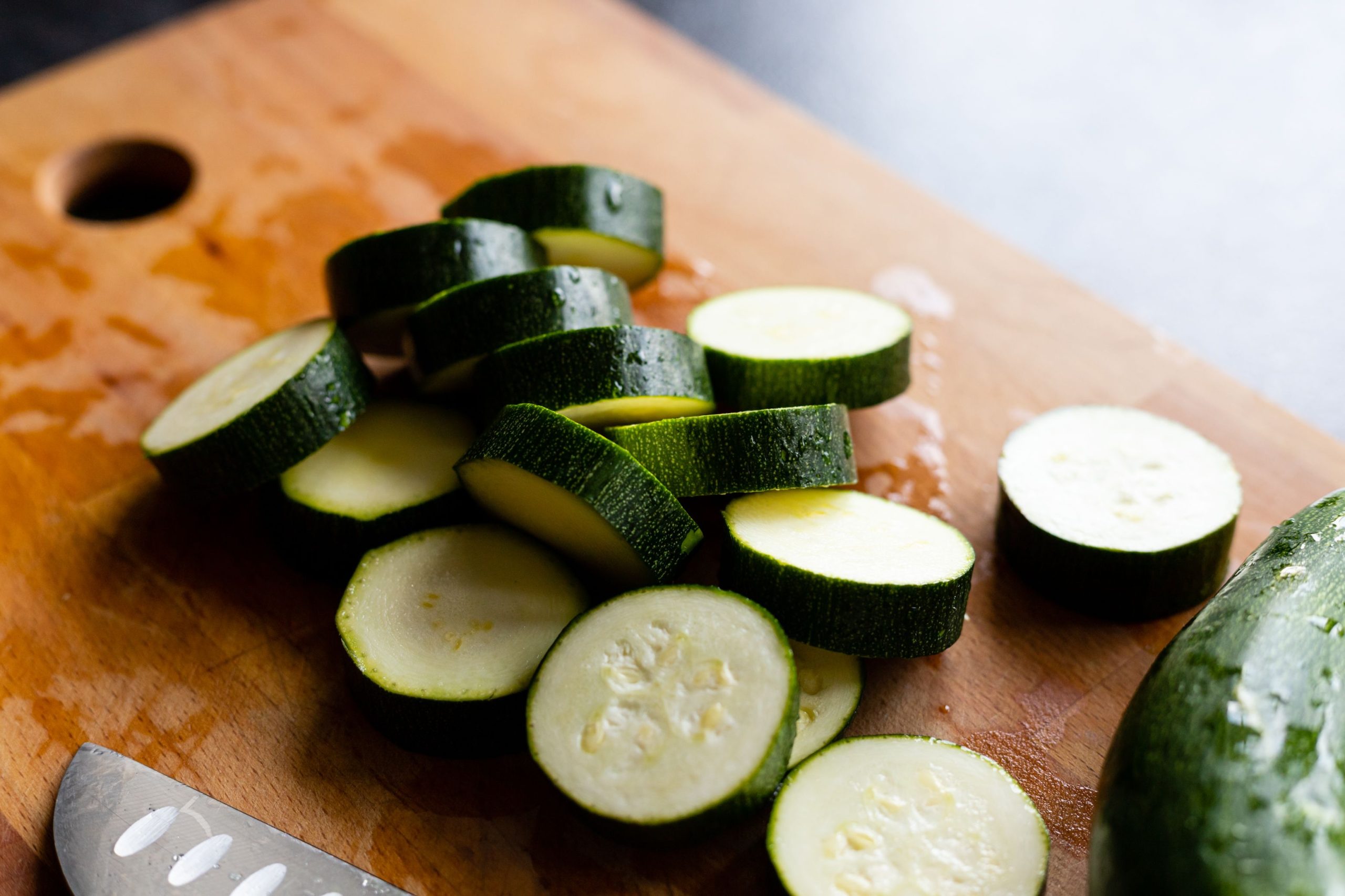 Courgettes tranchées sur une planche à découper