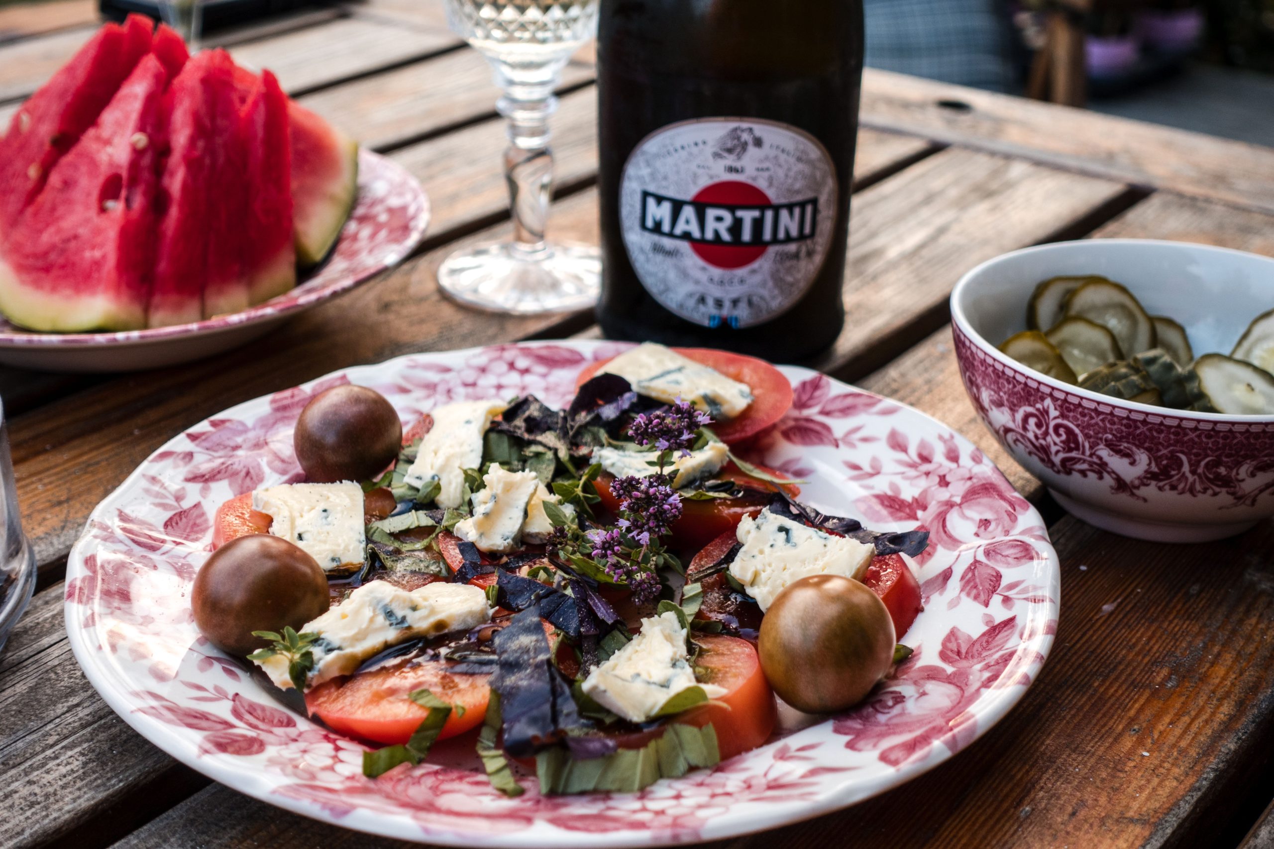 Salade de jardin avec fromage, pastèque et vin