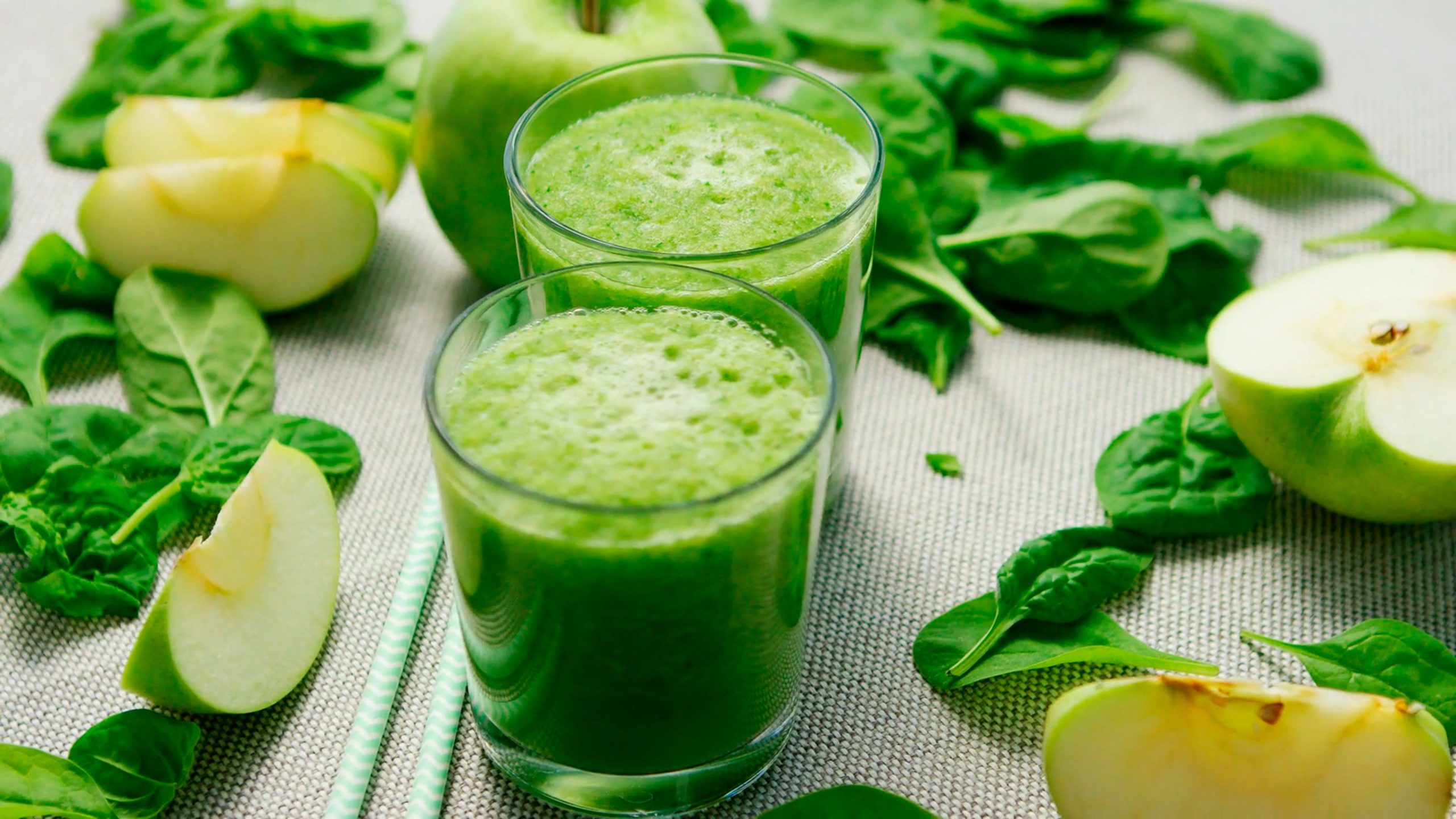Smoothie vert frais aux pommes et epinards