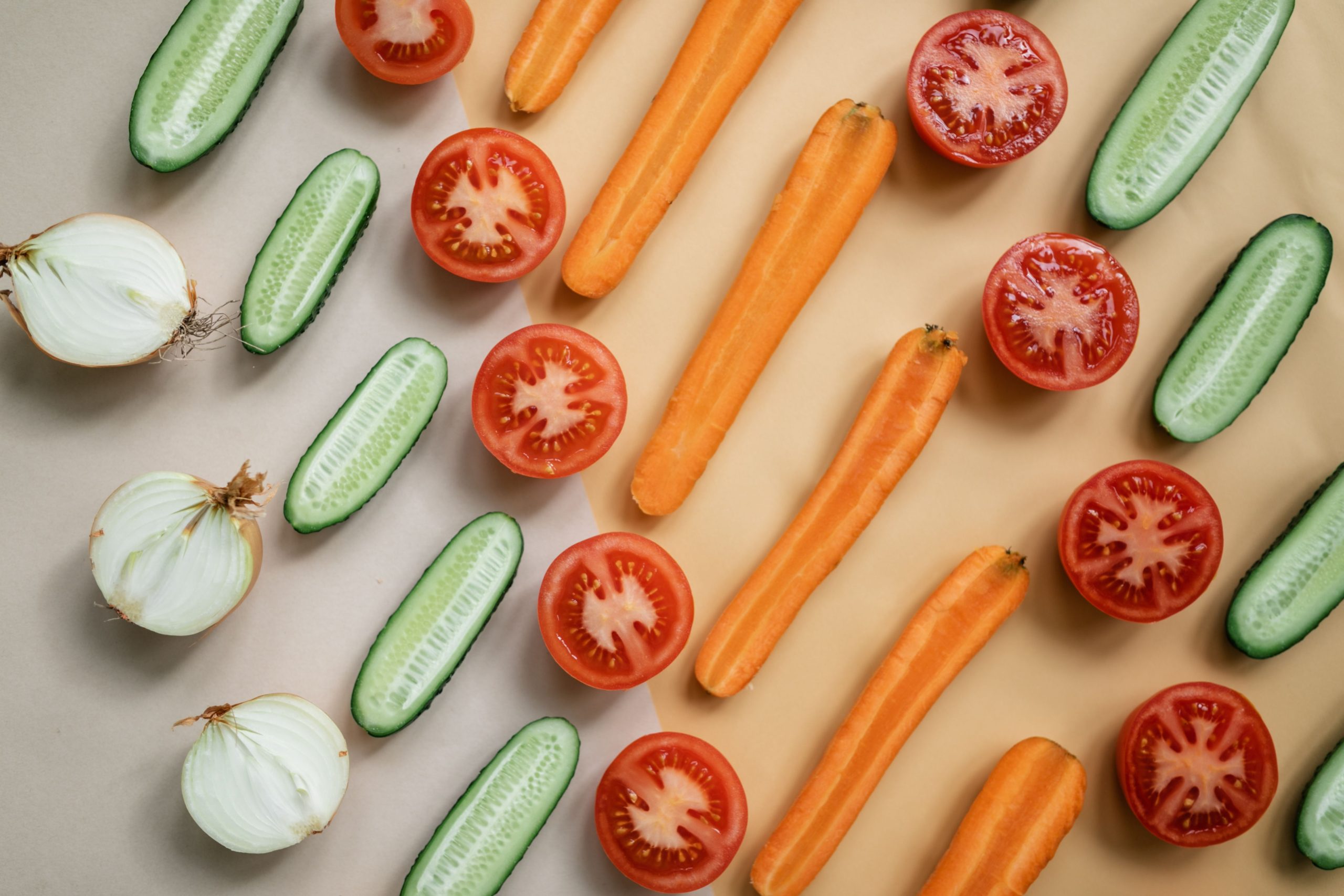 Légumes frais tranchés en composition plat