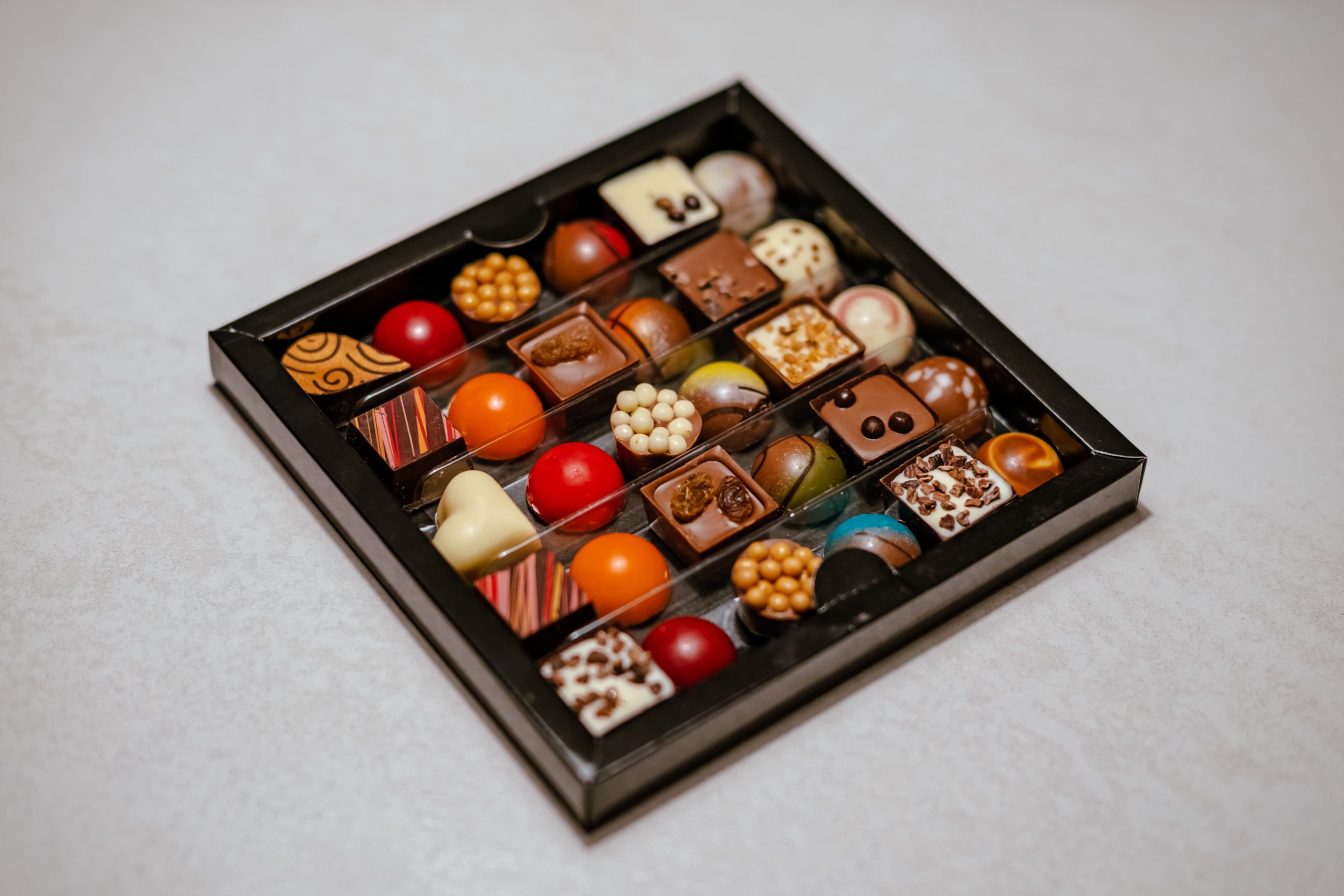 Assortiment de pralinés gourmands dans une boîte