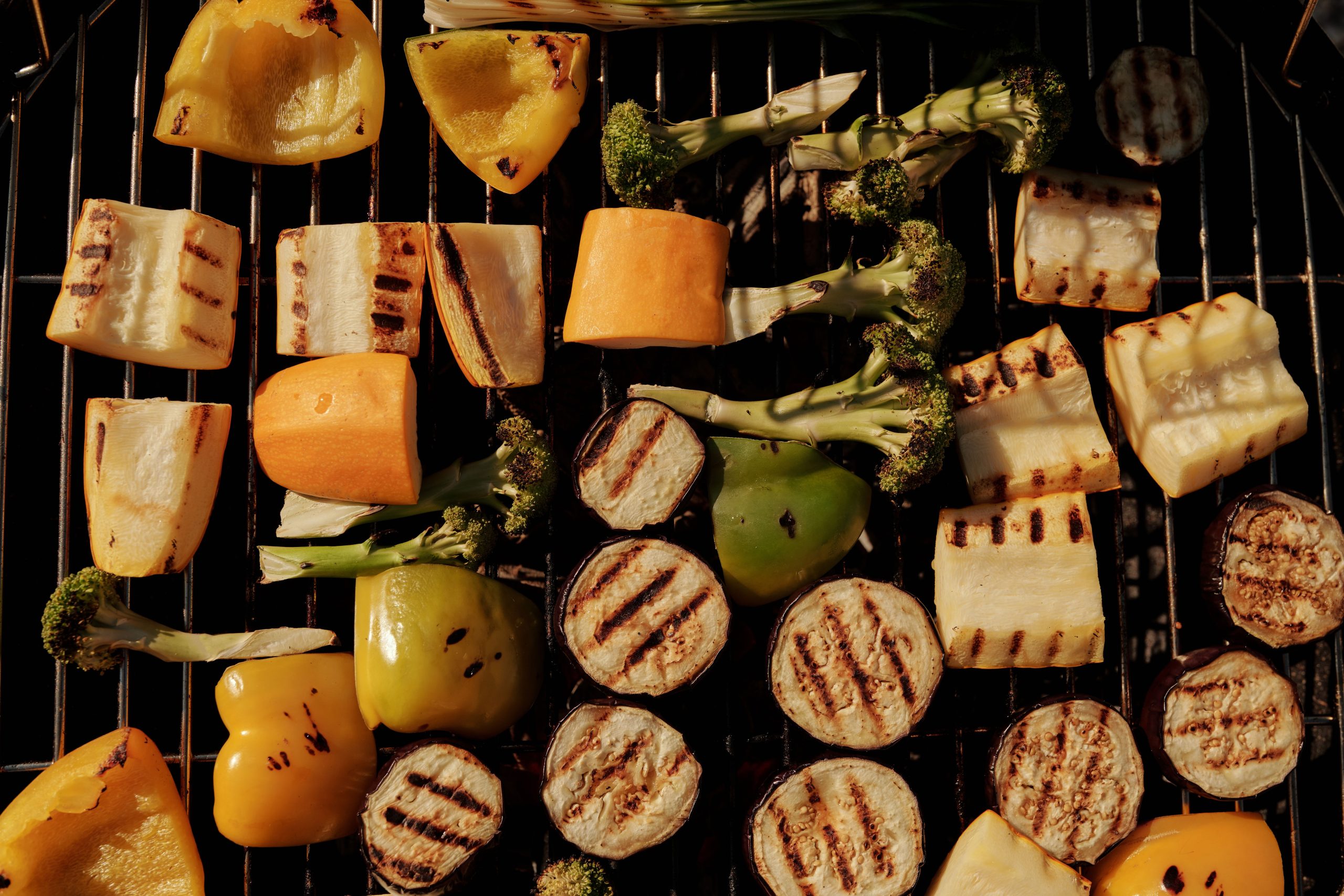 Légumes grillés poivrons aubergine brocoli barbecue