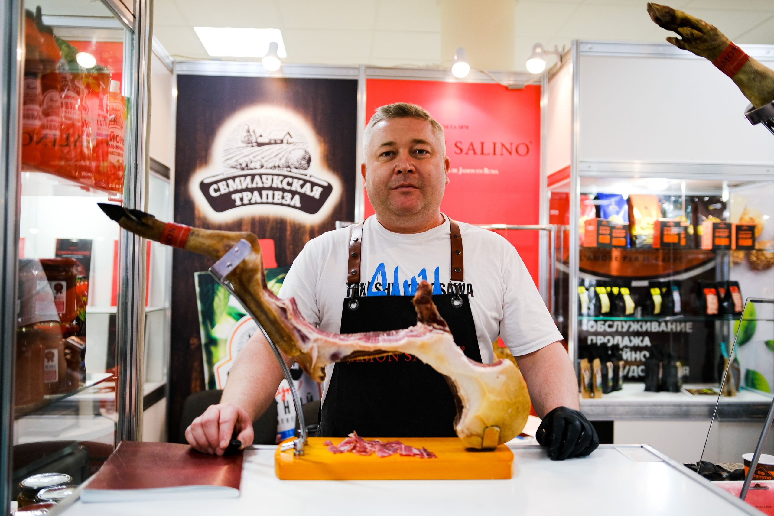 Charcutier présentant viandes cuites gourmet