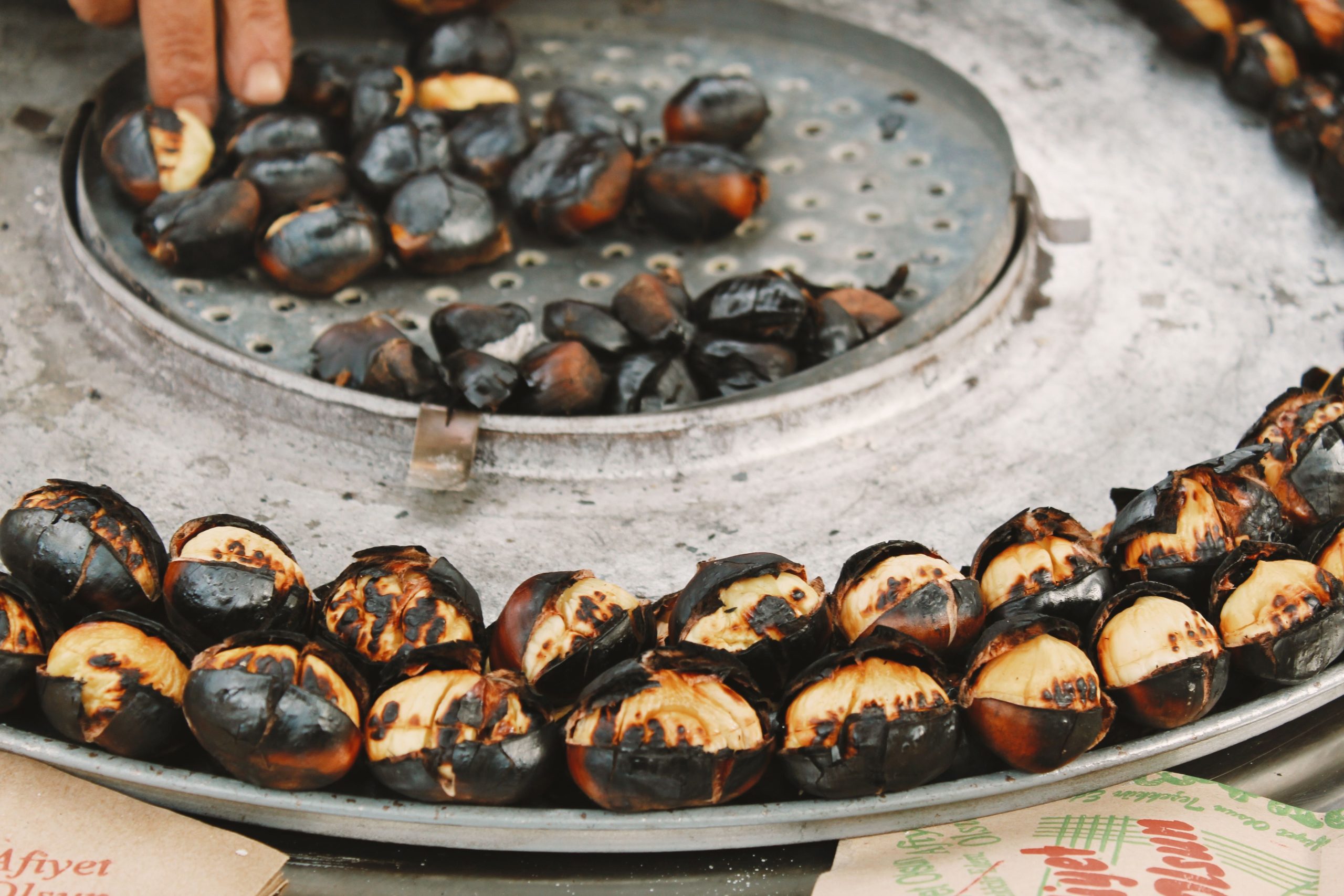 Châtaignes grillées servies dans un plat traditionnel