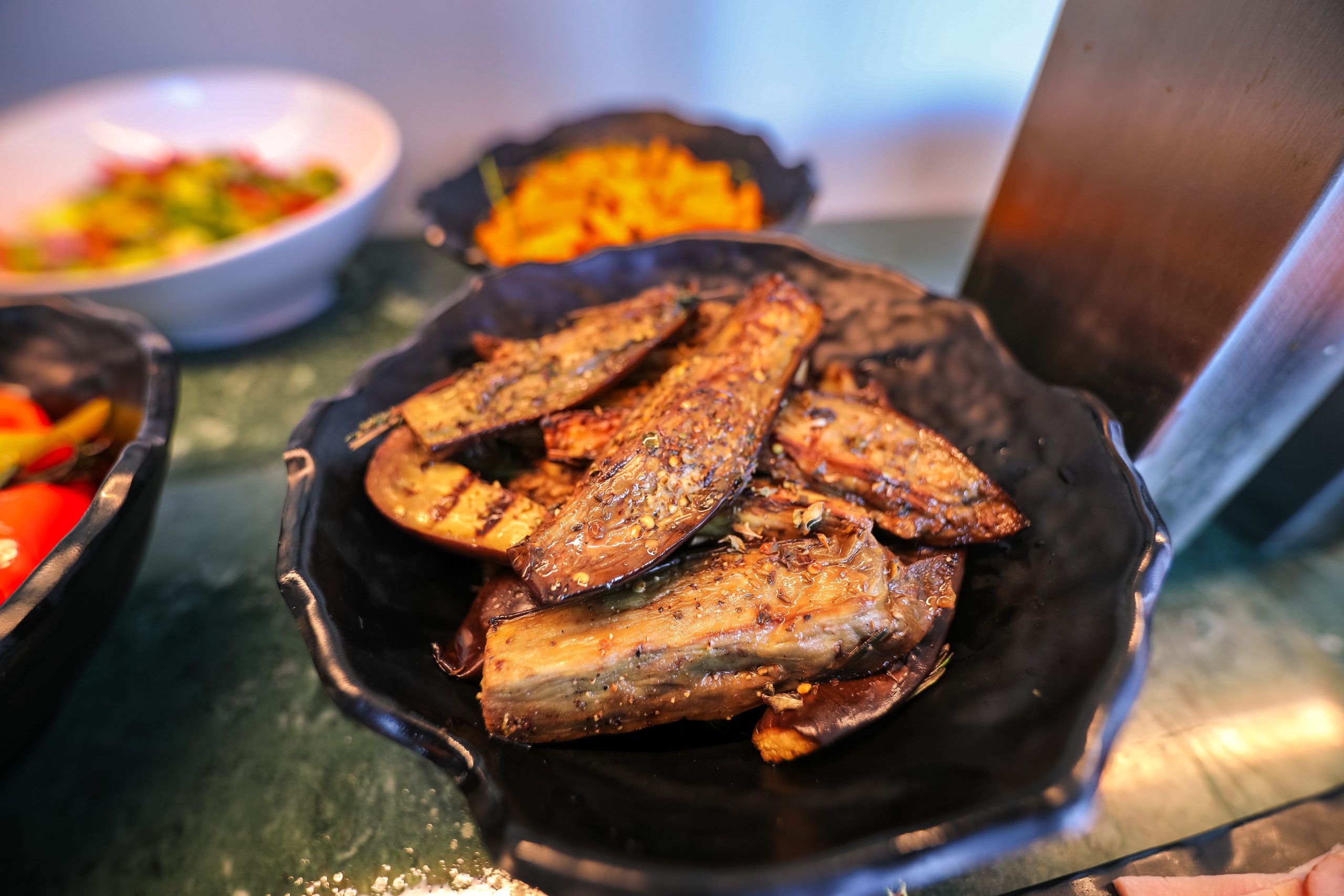 Aubergine grillée marocaine sur table buffet