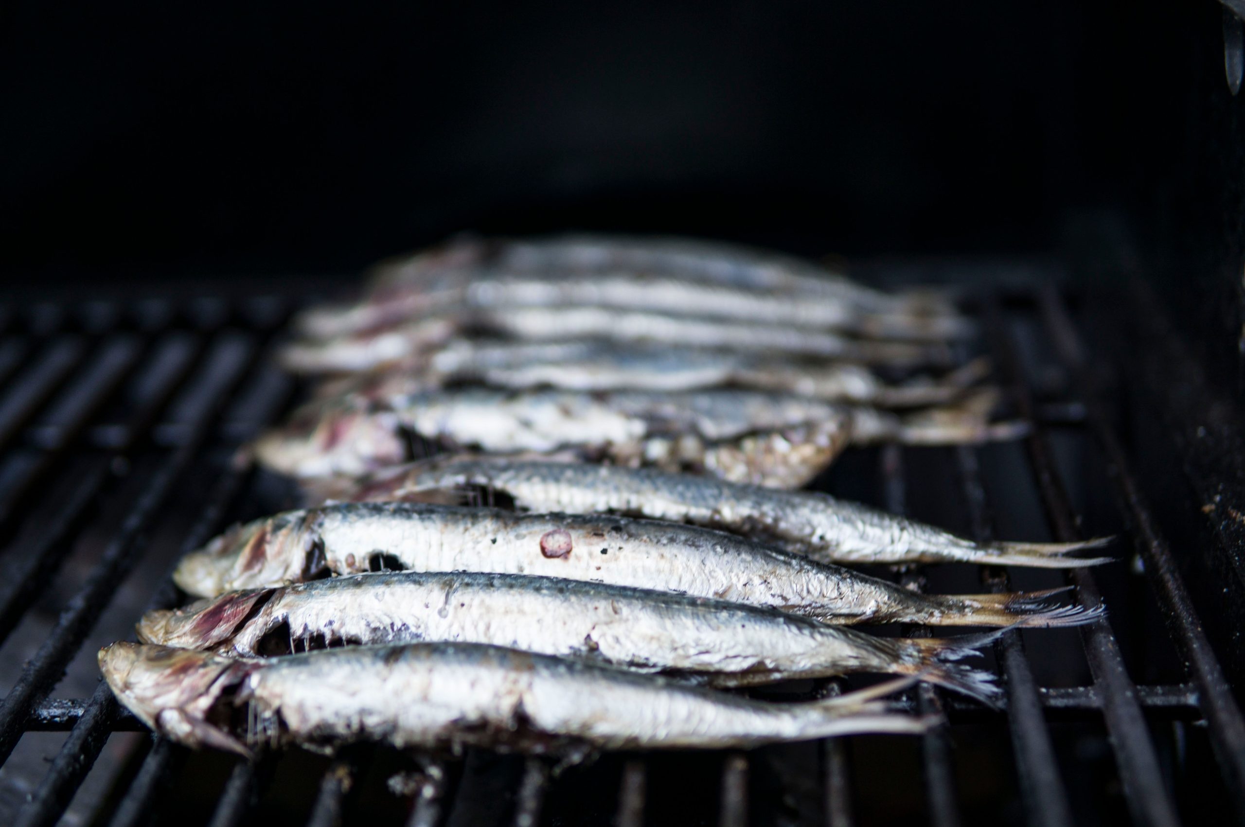 Gros plan sur des sardines en train de griller