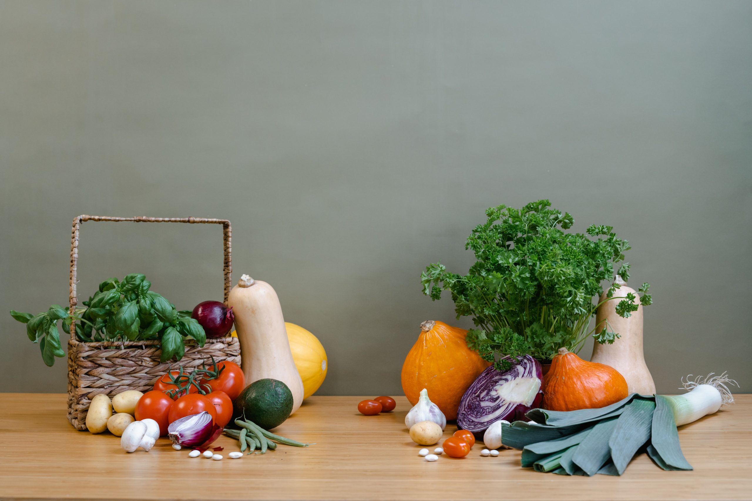Assortiment de légumes frais sur bois