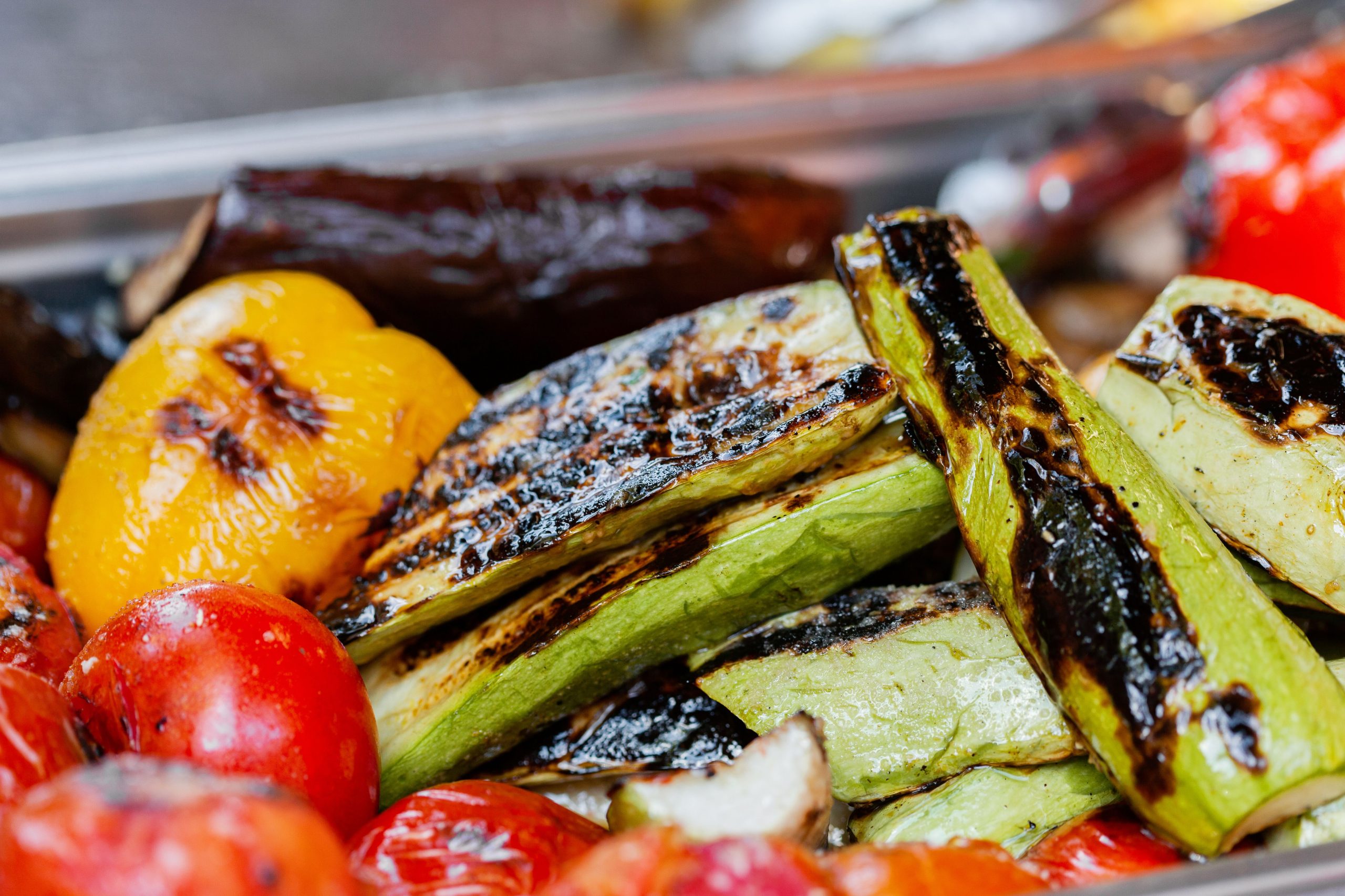 Légumes grillés courgettes poivrons tomates marques charbon