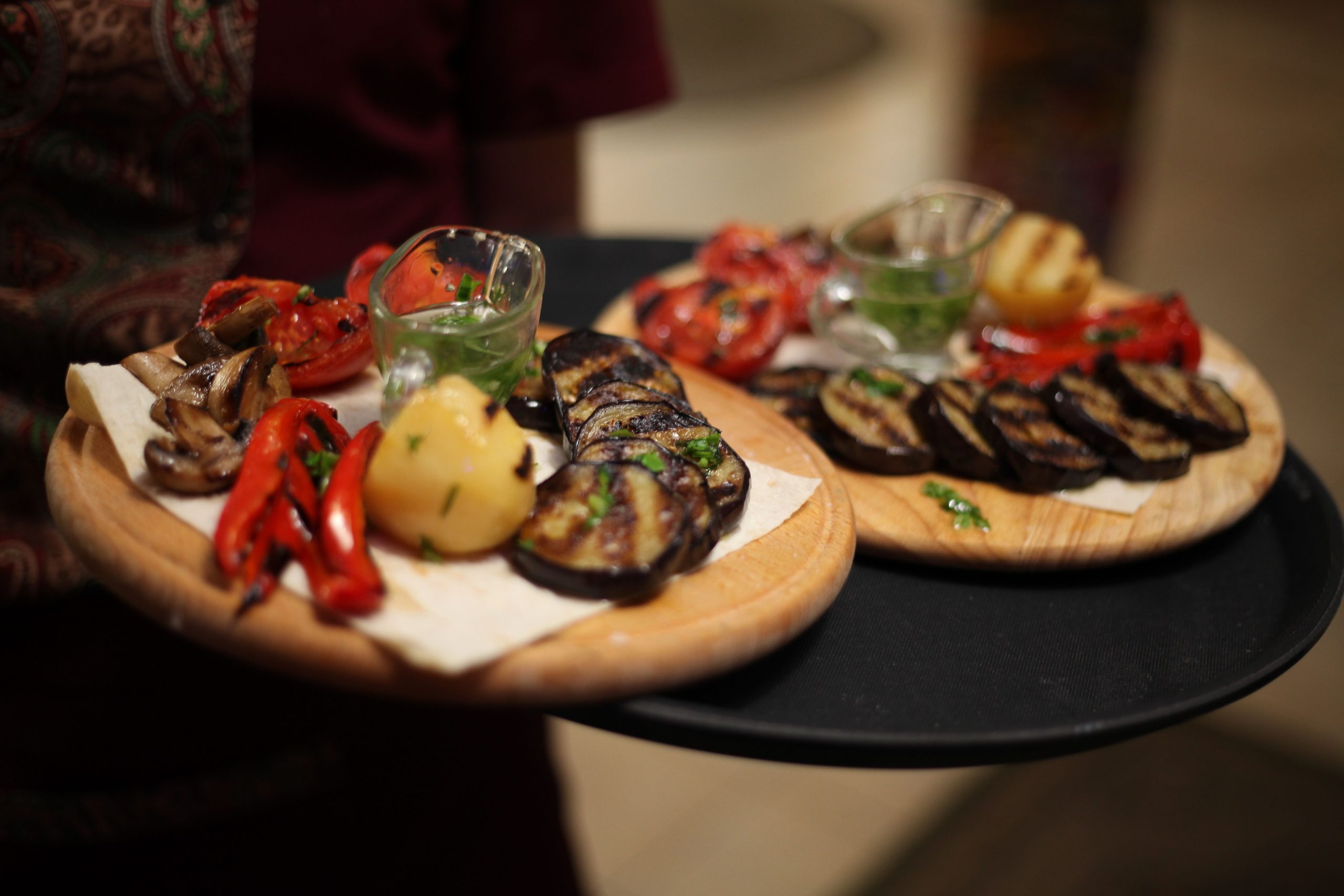 Plateau vibrant de légumes grillés sur planche bois