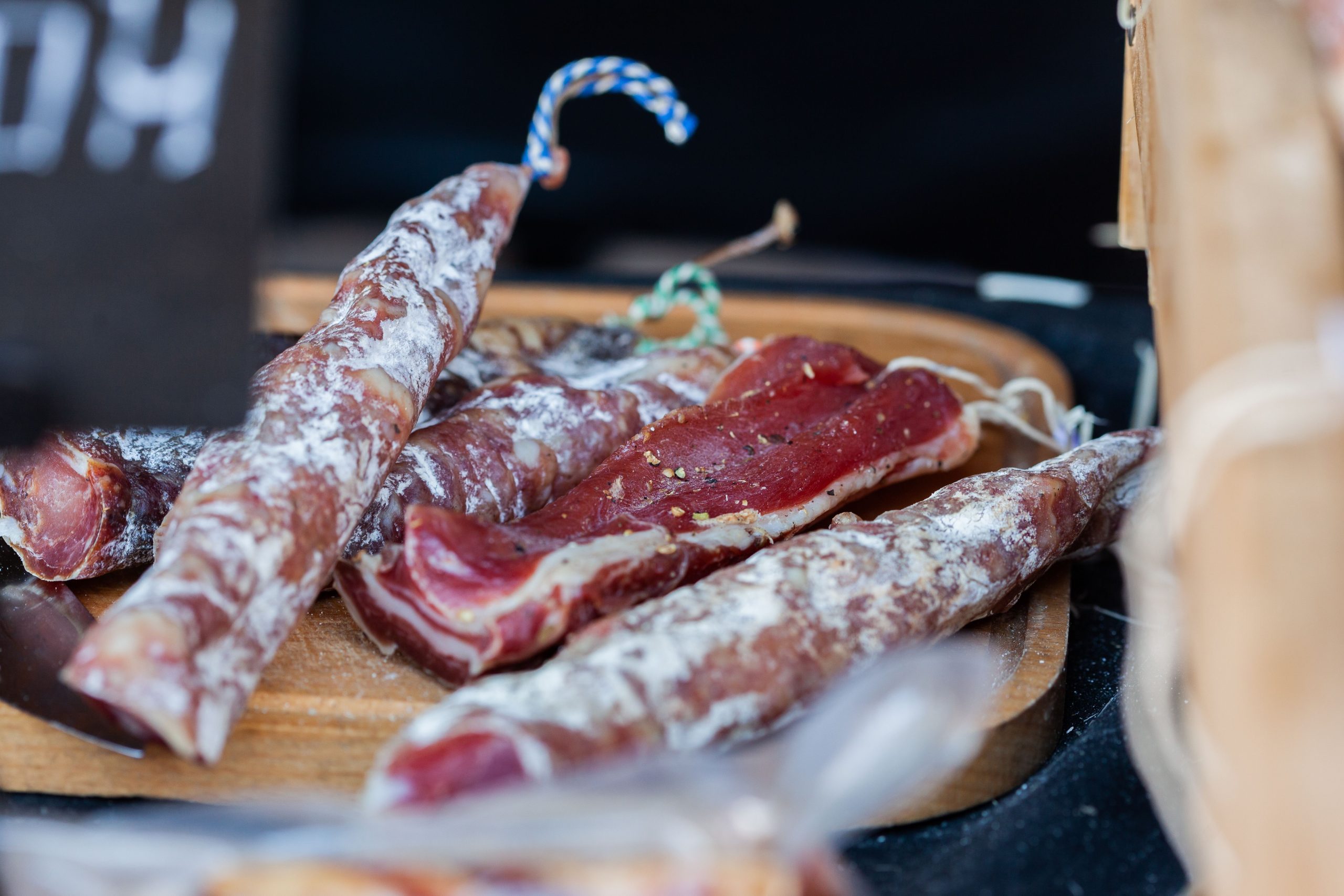 Assortiment de charcuterie sur plateau bois rustique