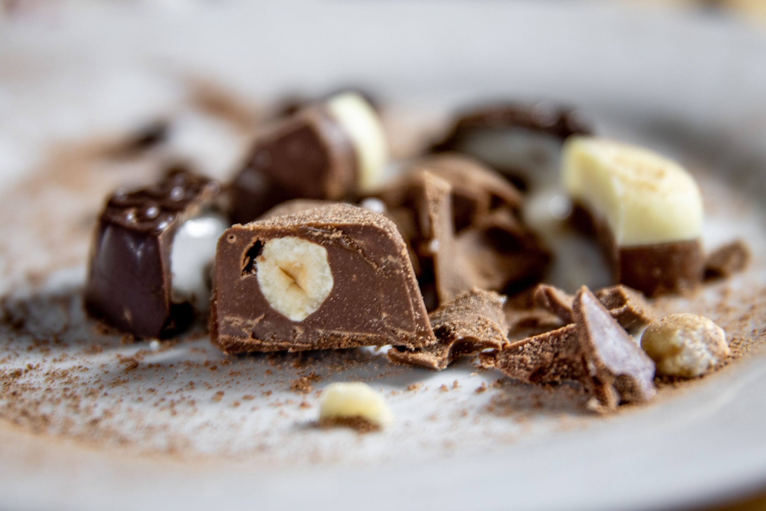 Pralinés et noix disposés sur une assiette