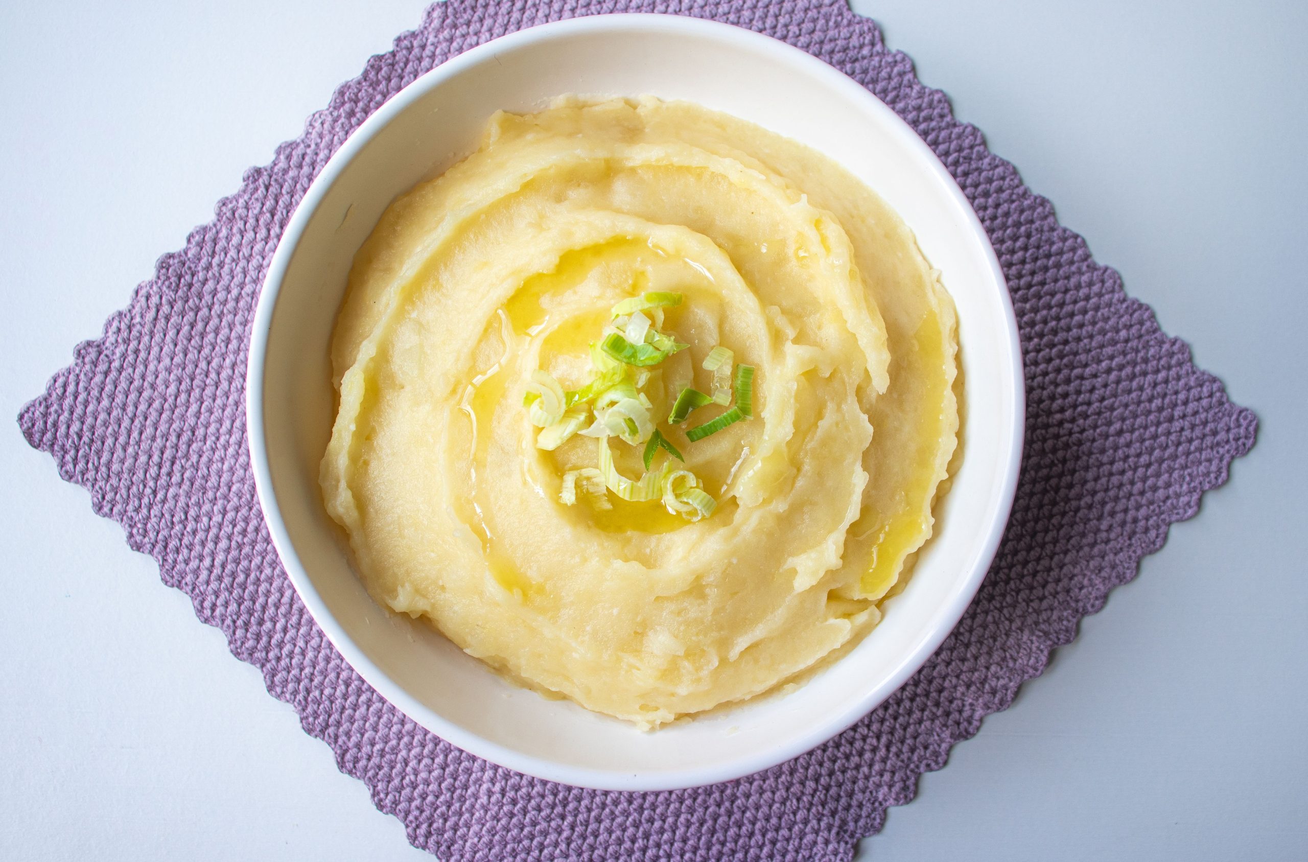 Purée crémeuse lisse garnie d'oignons verts