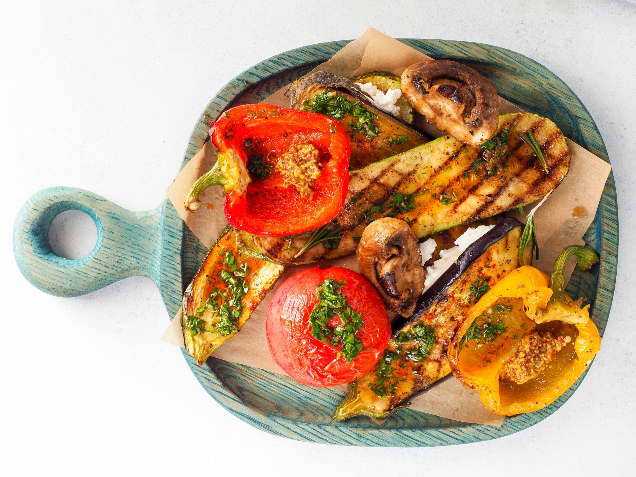 Légumes grillés colorés sur planche bois