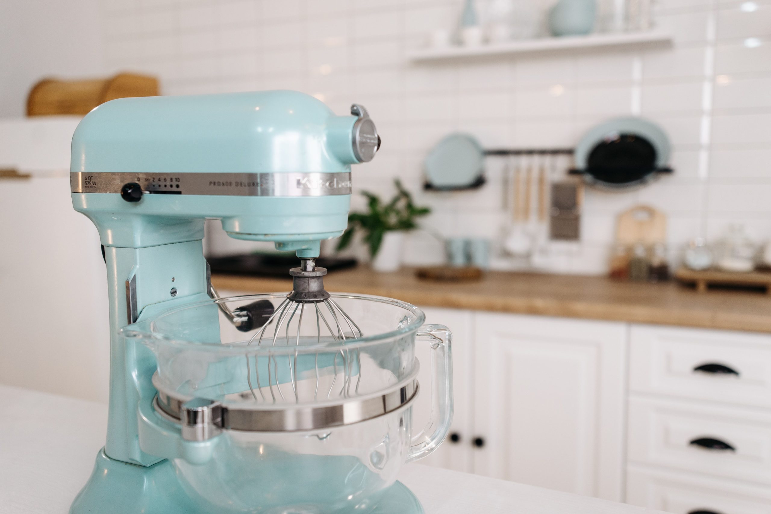 Gros plan sur un robot pâtissier bleu moderne